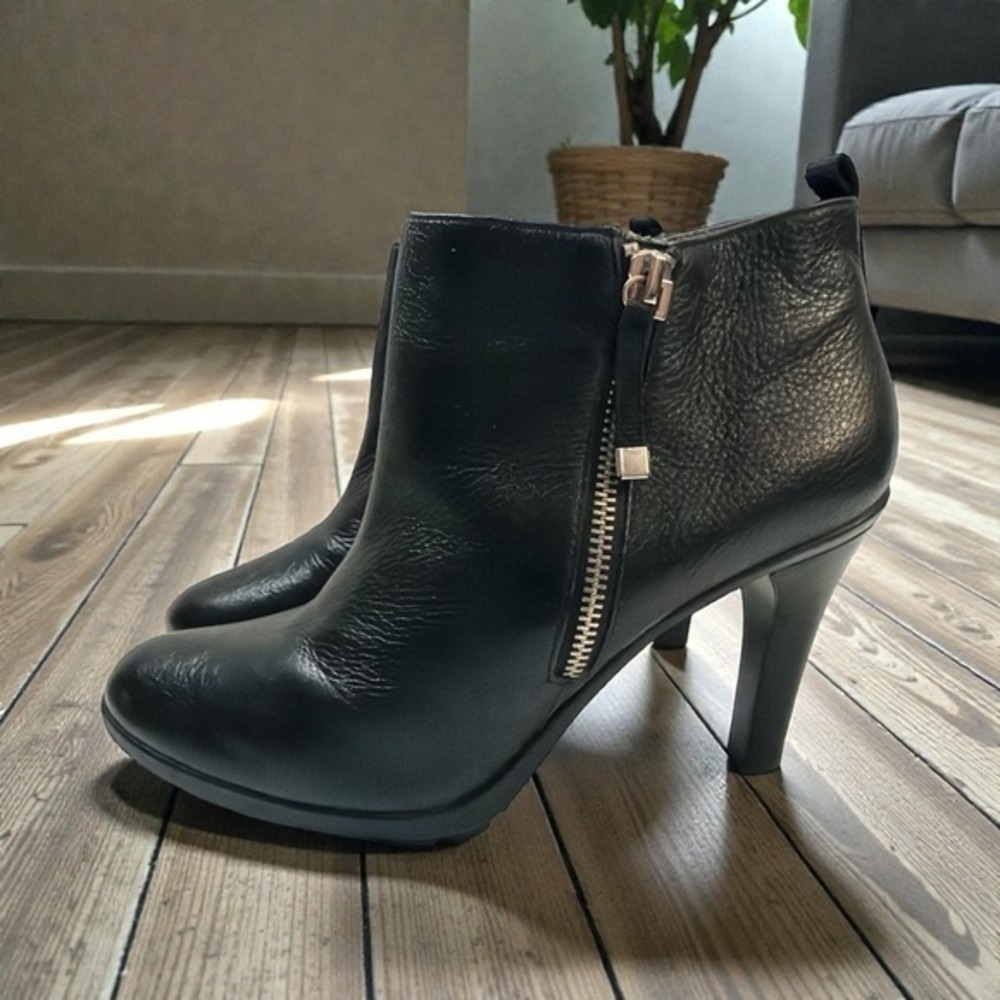 TAHARI Black Leather Ankle Boots Side Zip Lug Sole Heel Womens 9M 9‎ M